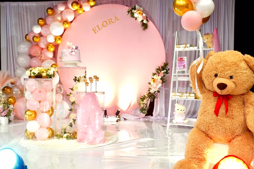 LeeU Bliss stage styling decor
